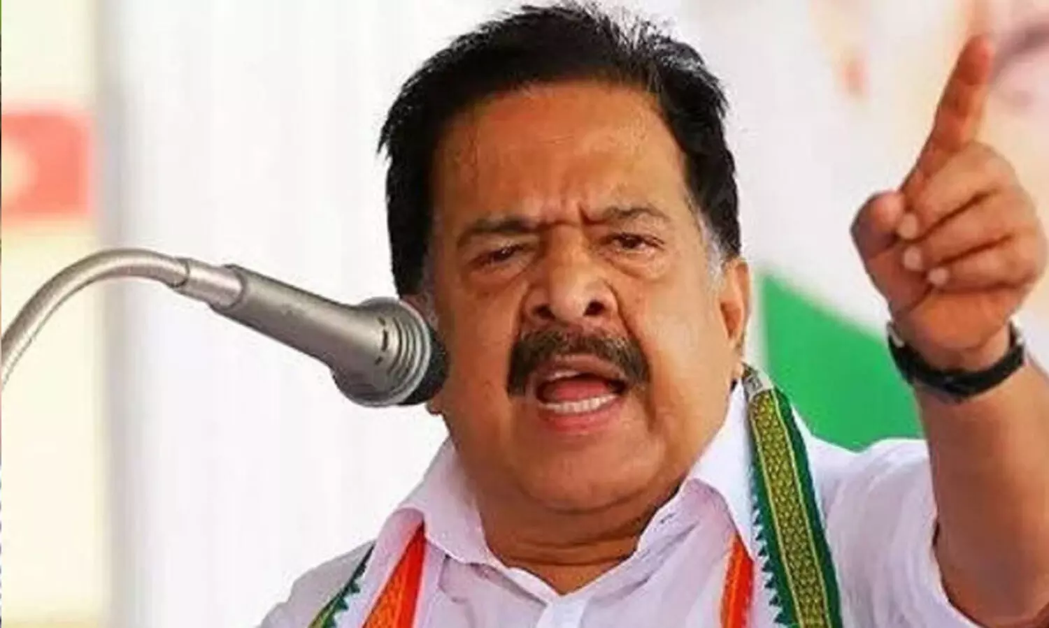 പി.ആര്‍ ഏജന്‍സിയേയും പത്രത്തിനെയും പഴിചാരി മലപ്പുറത്തെ ആക്ഷേപിച്ചതില്‍ നിന്നു രക്ഷപ്പെടാമെന്ന് മുഖ്യമന്ത്രി കരുതരുത്-രമേശ് ചെന്നിത്തല