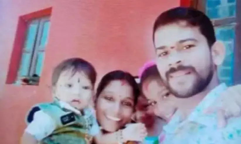 ബൈക്ക് ലോറിയിലിടിച്ച് യുവാവിനും മൂന്ന് മക്കൾക്കും ദാരുണാന്ത്യം ബൈക്ക് ലോറിയിലിടിച്ച് യുവാവിനും മൂന്ന് മക്കൾക്കും ദാരുണാന്ത്യം