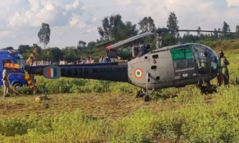 സാ​ങ്കേ​തി​ക ത​ക​രാ​ർ: നാ​വി​ക കോ​പ്ട​ർ കോ​ലാ​റി​ലെ ഗ്രാ​മ​ത്തി​ൽ ഇ​റ​ക്കി