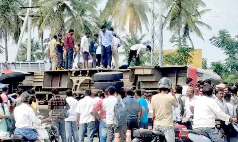 മാ​ണ്ഡ്യ​യി​ൽ കെ.​എ​സ്.​ആ​ർ.​ടി.​സി ബ​സ് മ​റി​ഞ്ഞ് 35 യാ​ത്ര​ക്കാ​ർ​ക്ക് പ​രി​ക്ക്