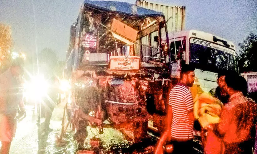 ബസ് ആംബുലൻസിനും കണ്ടെയ്നറിനും പിന്നിലിടിച്ചു നിരവധി പേർക്ക് പരിക്ക് ബസ് ആംബുലൻസിനും കണ്ടെയ്നറിനും പിന്നിലിടിച്ചു നിരവധി പേർക്ക് പരിക്ക്