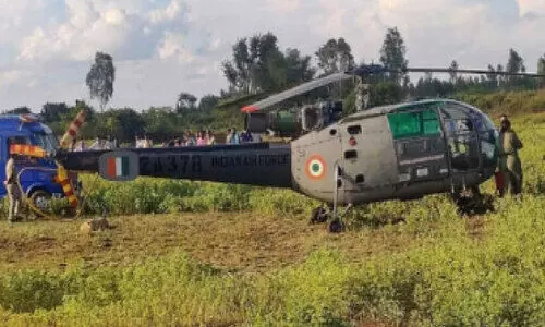 സാ​ങ്കേ​തി​ക ത​ക​രാ​ർ: നാ​വി​ക കോ​പ്ട​ർ കോ​ലാ​റി​ലെ ഗ്രാ​മ​ത്തി​ൽ ഇ​റ​ക്കി