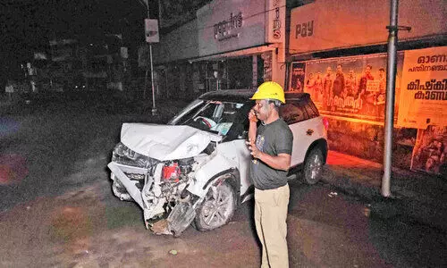 നിയന്ത്രണംവിട്ട കാർ ട്രാൻസ്ഫോർമറിൽ ഇടിച്ച് രണ്ടുപേർക്ക് പരിക്ക് നിയന്ത്രണംവിട്ട കാർ ട്രാൻസ്ഫോർമറിൽ ഇടിച്ച് രണ്ടുപേർക്ക് പരിക്ക്