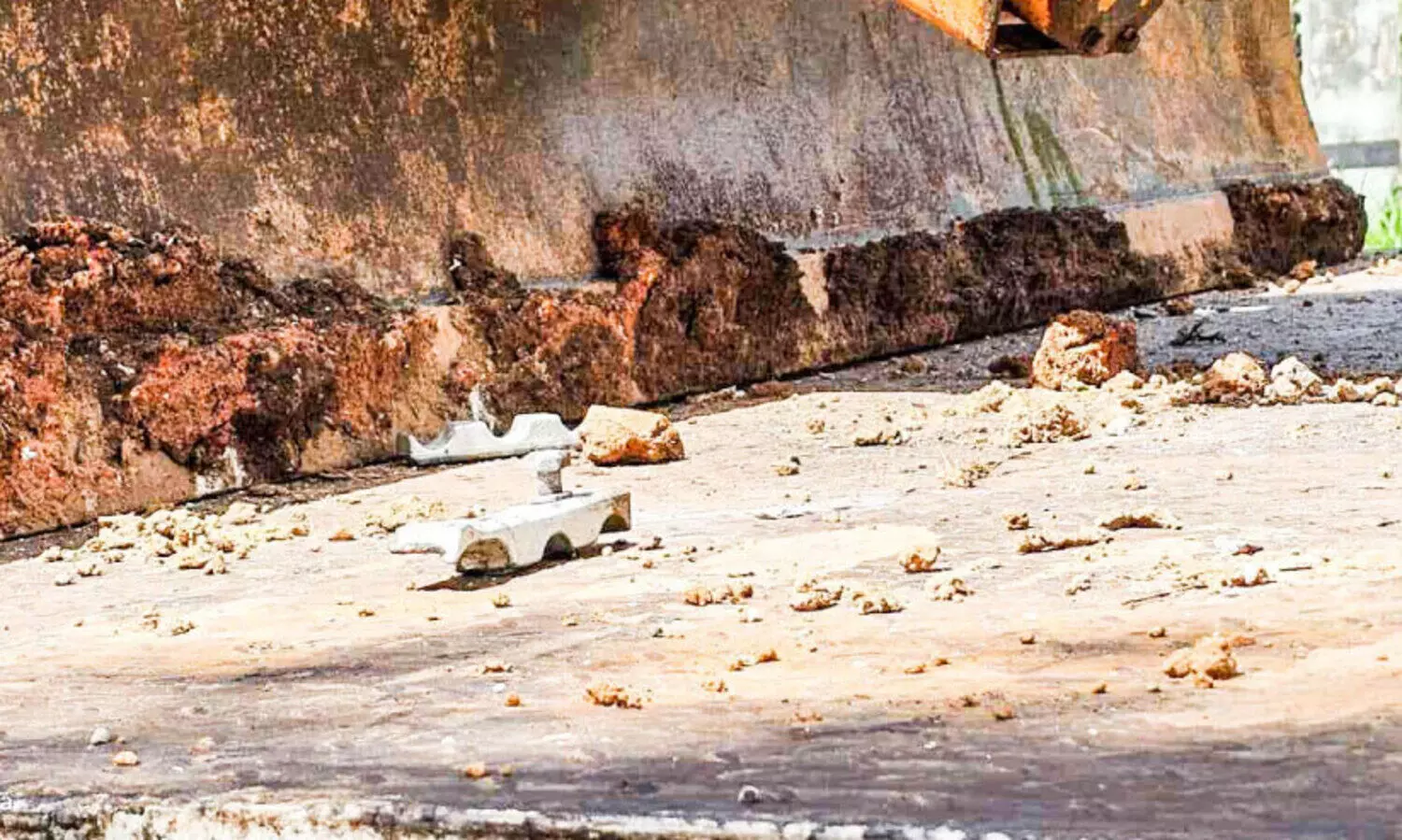 വലിയ കലുങ്ക് കനാല്‍പാലത്തിന് കീഴില്‍ മണ്ണുമാന്തി യന്ത്രവുമായെത്തിയ ലോറി കുടുങ്ങി