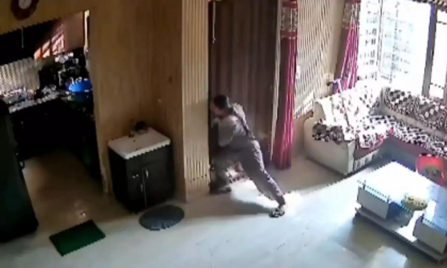 ചെറുത്തു നിൽപ്പിന്റെ ശക്തിയും പ്രതീകവുമായി ഒരു വീട്ടമ്മ: ഒറ്റക്ക് മൂന്നു കള്ളൻമാരെ തുരത്തുന്നു -വിഡിയോ