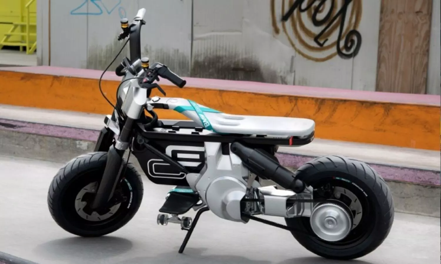 ഒറ്റ ചാര്‍ജില്‍ 108 കിലോമീറ്റര്‍; ഫ്യൂച്ചറിസ്റ്റിക് രൂപഭംഗിയിൽ ബി.എം.ഡബ്ല്യു സിഇ 02