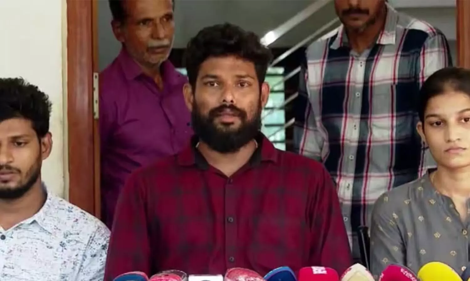 കുടുംബത്തിന്‍റെ വൈകാരികതയെ ചൂഷണം ചെയ്യുന്നു; മനാഫിനെതിരെ അർജുന്‍റെ കുടുംബം