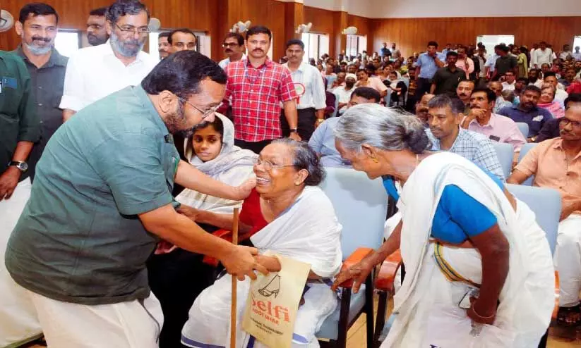 കടൽ പുറമ്പോക്ക് ഭൂമി നിയമാനുസൃതം പതിച്ചുകൊടുക്കാൻ കഴിയും -മന്ത്രി