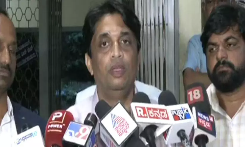 മു​ഖ്യ​മ​ന്ത്രി​യു​ടെ ഭാ​ര്യ പാ​ർ​വ​തി വി​വാ​ദ​ഭൂ​മി ‘മു​ഡ’​യെ തി​രി​ച്ചേ​ൽ​പി​ച്ചു -ക​മീ​ഷ​ണ​ർ