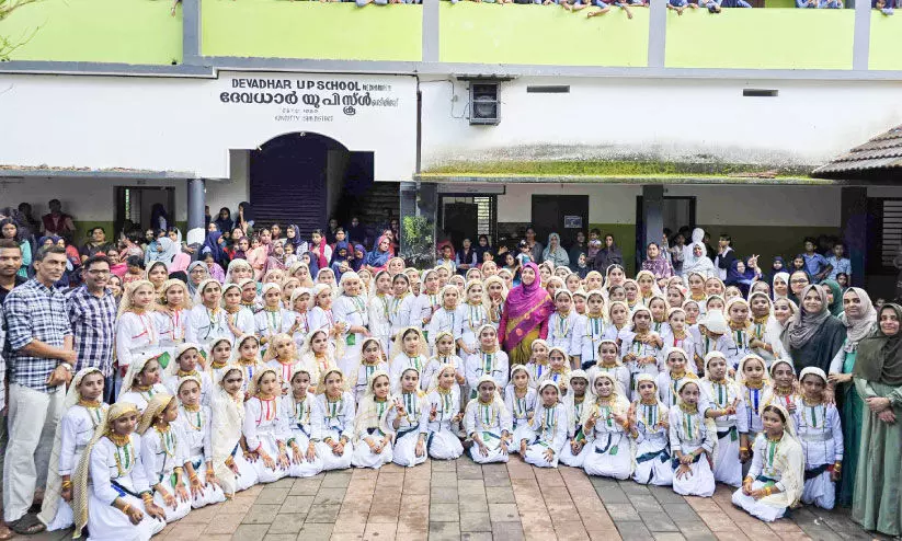അധ്യാപിക മണവാട്ടി; യാത്രയയപ്പിൽ ആഘോഷമായി മെഗാ ഒപ്പന അധ്യാപിക മണവാട്ടി; യാത്രയയപ്പിൽ ആഘോഷമായി മെഗാ ഒപ്പന