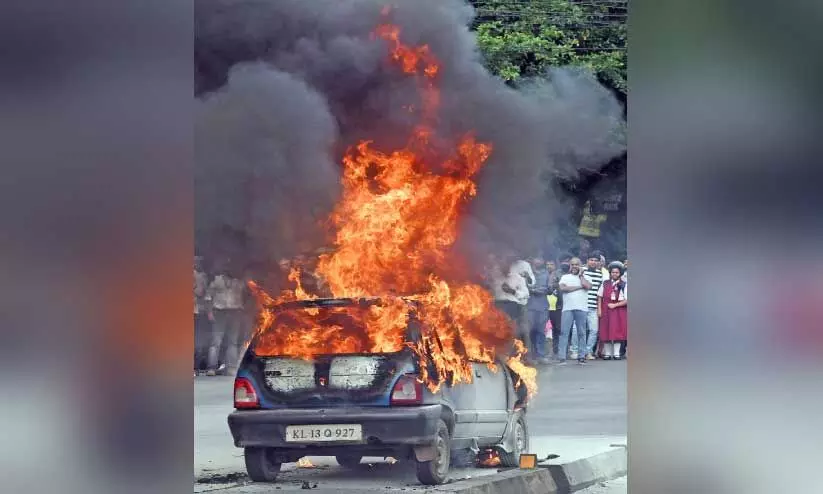 ഓടിക്കൊണ്ടിരുന്ന കാറിന് തീപിടിച്ചു ഓടിക്കൊണ്ടിരുന്ന കാറിന് തീപിടിച്ചു