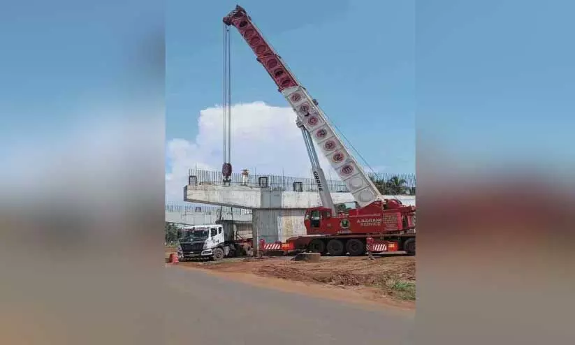 നീ​ലേ​ശ്വ​രം ഹൈ​വേ മേൽ പാലത്തിൽ ഗർഡർ സ്ഥാ​പി​ക്ക​ൽ തു​ട​ങ്ങി