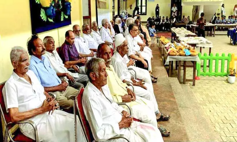 കൈ​പി​ടി​ച്ച് ന​ട​ത്തി​യ​വ​ർ​ക്ക് കൈ​ത്താ​ങ്ങ്