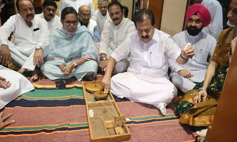 രമേശ് ചെന്നിത്തല മുംബൈ മണി ഭവൻ സന്ദർശിച്ചു