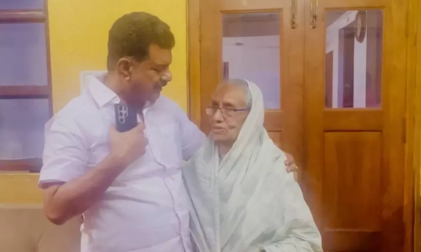 അൻവറിനെ വീട്ടിലെത്തി പിന്തുണ അറിയിച്ച് നിലമ്പൂർ ആയിഷ