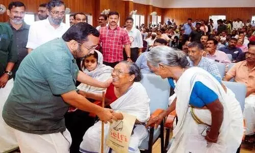 കടൽ പുറമ്പോക്ക് ഭൂമി നിയമാനുസൃതം പതിച്ചുകൊടുക്കാൻ കഴിയും -മന്ത്രി