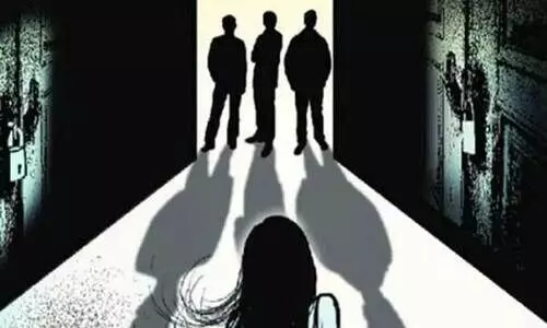 മ​ക​ളു​ടെ ആ​ത്മ​ഹ​ത്യ​ക്കു പി​ന്നി​ല്‍ ത​ട്ടി​പ്പു​സം​ഘ​മെ​ന്ന് മാ​താ​പി​താ​ക്ക​ള്‍