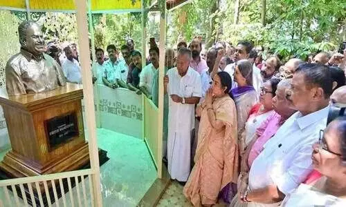 കോ​ടി​യേ​രി​യു​ടെ വെ​ങ്ക​ല​പ്ര​തി​മ മു​ഖ്യ​മ​ന്ത്രി അ​നാ​ച്ഛാ​ദ​നം ചെ​യ്തു