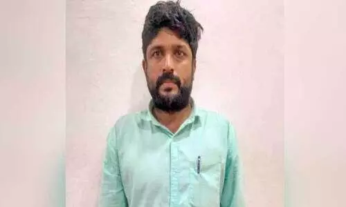 പൊ​ലീ​സ് ഉ​ദ്യോ​ഗ​സ്ഥ​രെ ടി​പ്പ​റി​ടി​പ്പി​ച്ച് കൊ​ല്ലാ​ൻ ശ്ര​മി​ച്ച​യാ​ളെ കാ​പ്പ ചു​മ​ത്തി ജ​യി​ലി​ലാ​ക്കി