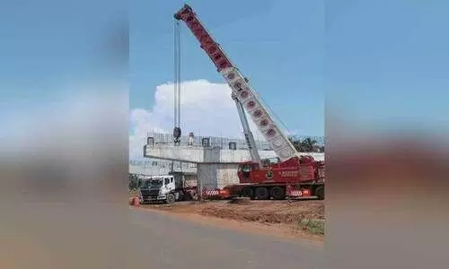 നീ​ലേ​ശ്വ​രം ഹൈ​വേ മേൽ പാലത്തിൽ ഗർഡർ സ്ഥാ​പി​ക്ക​ൽ തു​ട​ങ്ങി