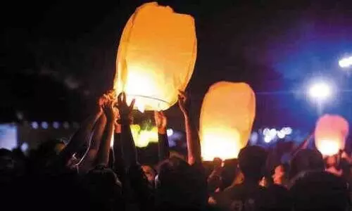 സ​മാ​ധാ​ന​ത്തി​ന്റെ വെ​ളി​ച്ച​വു​മാ​യി റാ​ന്ത​ലു​ക​ൾ