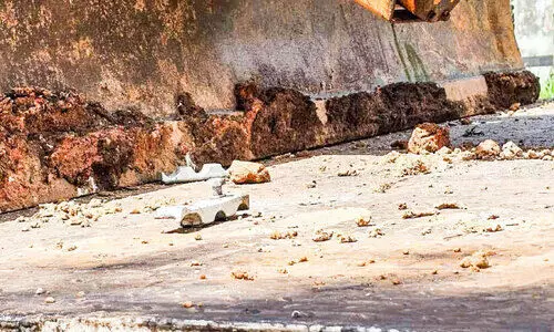 വലിയ കലുങ്ക് കനാല്‍പാലത്തിന് കീഴില്‍ മണ്ണുമാന്തി യന്ത്രവുമായെത്തിയ ലോറി കുടുങ്ങി