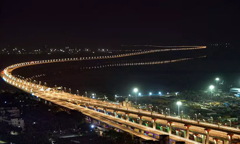 മാനസികസമ്മർദം: മുംബൈ അടൽസേതു പാലത്തിൽ നിന്ന് ചാടി വ്യവസായി ജീവനൊടുക്കി മാനസികസമ്മർദം: മുംബൈ അടൽസേതു പാലത്തിൽ നിന്ന് ചാടി വ്യവസായി ജീവനൊടുക്കി