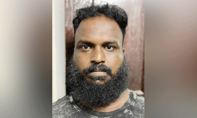 ക്രിമിനല് കേസുകളിലെ പ്രതി വിദേശ മദ്യവുമായി പിടിയില് ക്രിമിനല് കേസുകളിലെ പ്രതി വിദേശ മദ്യവുമായി പിടിയില്