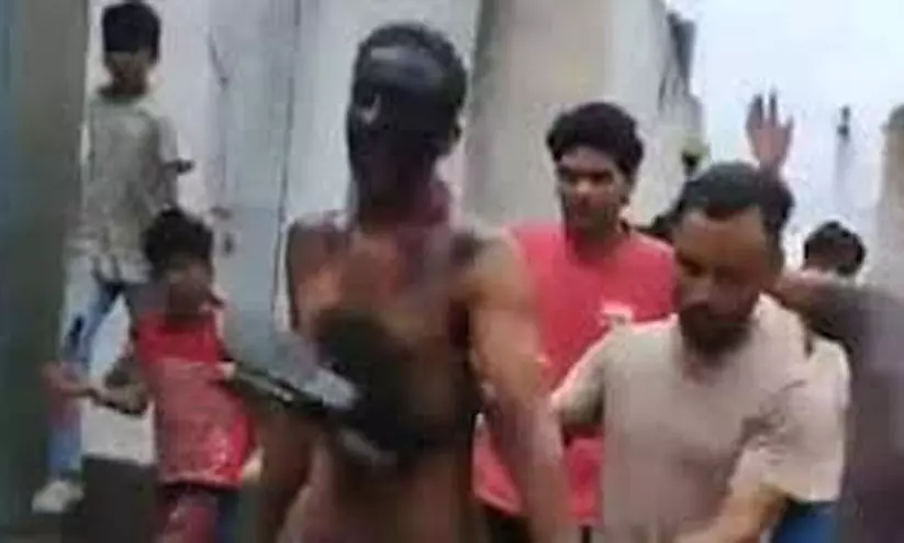 യുവതിയോട് മോശമായി പെരുമാറിയെന്ന് പരാതി; മധ്യപ്രദേശിൽ ദലിത് യുവാവിനെ ചെരുപ്പുമാലയിട്ട് നടത്തിച്ചു