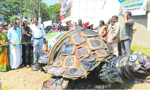പാ​ഴ്വ​സ്തു​ക്ക​ൾകൊ​ണ്ട് ആ​മ; പ​യ്യ​ന്നൂ​രി​ന്‍റെ പ്ര​വേ​ശ​ന ക​വാ​ട​ത്തി​ന് പ​രി​സ്ഥി​തി ബോ​ധ​ത്തി​ന്‍റെ സൗ​ന്ദ​ര്യം