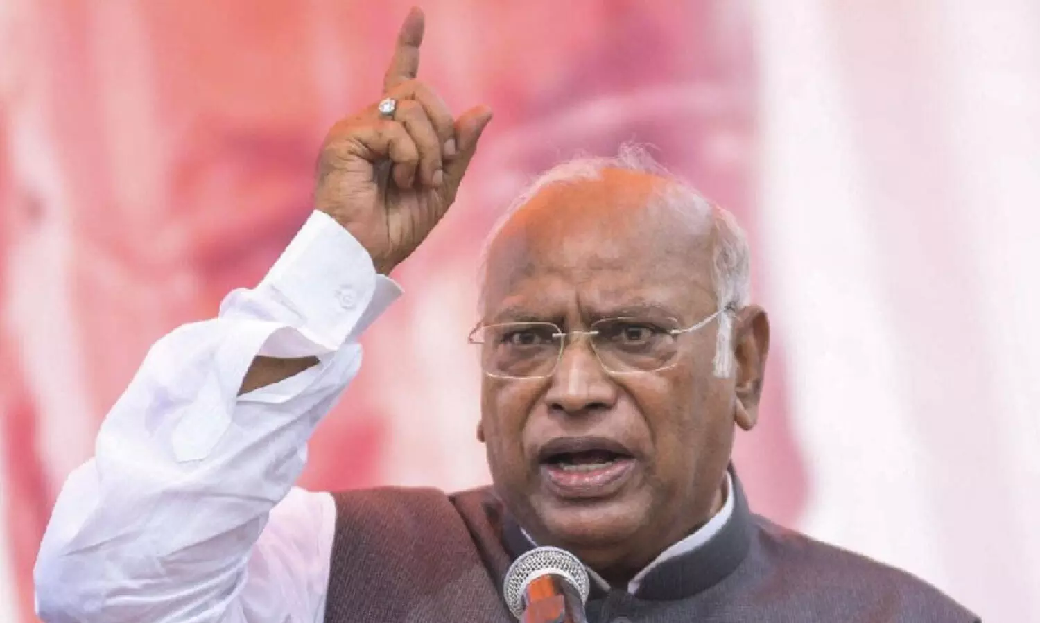 പ്രധാനമന്ത്രി പൊ​ള്ള​യാ​യ വാ​ഗ്ദാ​ന​ങ്ങ​ള്‍ ന​ല്‍കി; വയനാടിനെ സഹായിച്ചില്ല -ഖാര്‍ഗെ