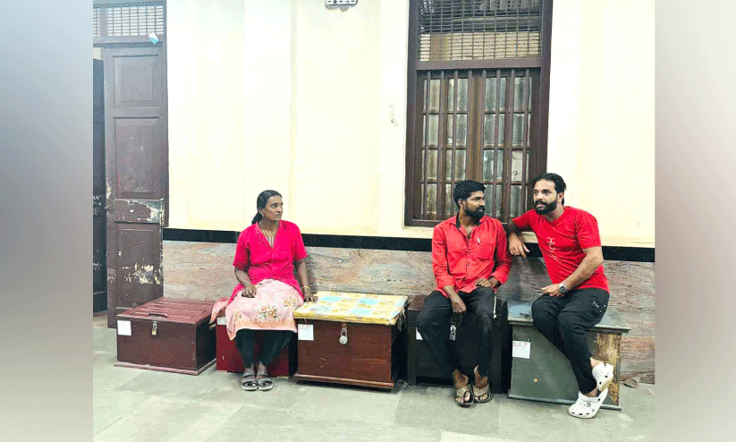 ത​ല​ശ്ശേ​രി റെ​യി​ൽ​വേ സ്റ്റേ​ഷ​നി​ൽ പോ​ർ​ട്ട​ർ​മാ​ർ പ​ടി​ക്കു പു​റ​ത്ത്