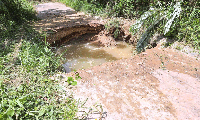 എടത്തിരുത്തിയിൽ പൈപ്പ് പൊട്ടി; 10 പഞ്ചായത്തിൽ കുടിവെള്ളം മുടങ്ങി എടത്തിരുത്തിയിൽ പൈപ്പ് പൊട്ടി; 10 പഞ്ചായത്തിൽ കുടിവെള്ളം മുടങ്ങി