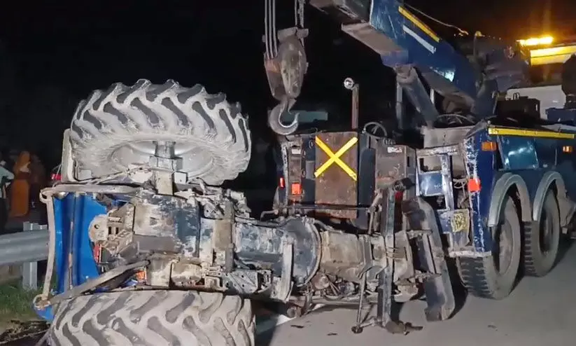 മിർസാപൂരിൽ ട്രാക്ടറിൽ ട്രക്ക് ഇടിച്ച് 10 പേർ മരിച്ചു; മൂന്നു പേർക്ക് പരിക്ക് മിർസാപൂരിൽ ട്രാക്ടറിൽ ട്രക്ക് ഇടിച്ച് 10 പേർ മരിച്ചു; മൂന്നു പേർക്ക് പരിക്ക്