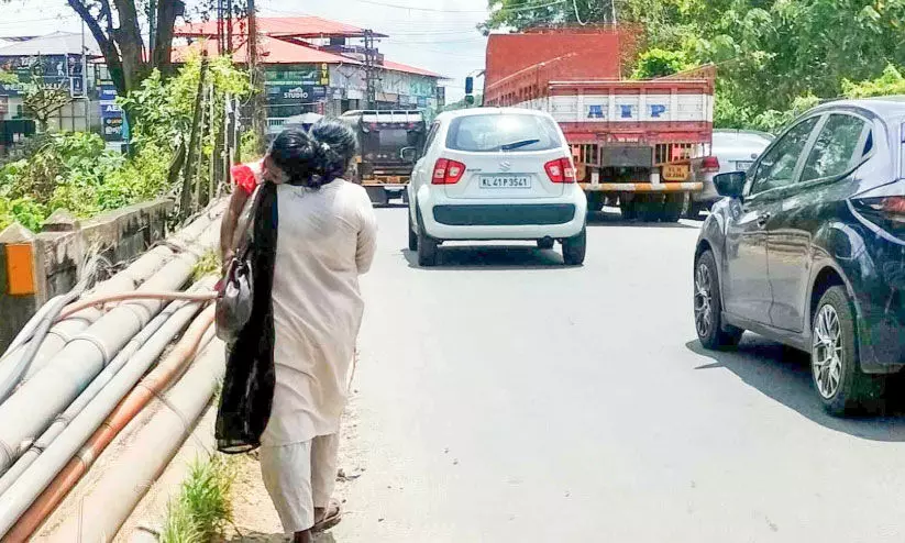 എച്ച്.എം.ടി കവല ട്രാഫിക് പരിഷ്കാരം; രണ്ടാംദിവസം ദേശീയപാതയിൽ ഗതാഗതക്കുരുക്ക് എച്ച്.എം.ടി കവല ട്രാഫിക് പരിഷ്കാരം; രണ്ടാംദിവസം ദേശീയപാതയിൽ ഗതാഗതക്കുരുക്ക്