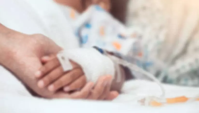 കഴുത്തിന് മുറിവേറ്റ് ചികിത്സയിലുള്ള മൂന്നരവയസ്സുകാരി ഗുരുതരാവസ്ഥയിൽ