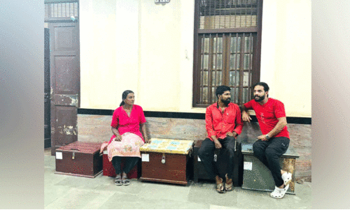 ത​ല​ശ്ശേ​രി റെ​യി​ൽ​വേ സ്റ്റേ​ഷ​നി​ൽ പോ​ർ​ട്ട​ർ​മാ​ർ പ​ടി​ക്കു പു​റ​ത്ത്