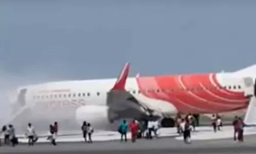 പുറപ്പെടാനൊരുങ്ങിയ എയര്‍ഇന്ത്യ എക്‌സ്പ്രസ് വിമാനത്തിൽ പുക; പരിഭ്രാന്തരായി യാത്രക്കാർ, എമര്‍ജന്‍സി വാതിലിലൂടെ പുറത്തിറക്കി