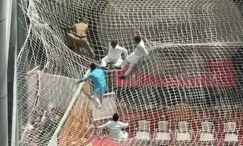 സംവരണം അനുവദിക്കുന്നതിൽ പ്രതിഷേധം; മഹാരാഷ്ട്ര ഡെപ്യൂട്ടി സ്പീക്കർ മൂന്നാം നിലയിൽ നിന്ന് ചാടി