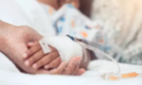 കഴുത്തിന് മുറിവേറ്റ് ചികിത്സയിലുള്ള മൂന്നരവയസ്സുകാരി ഗുരുതരാവസ്ഥയിൽ