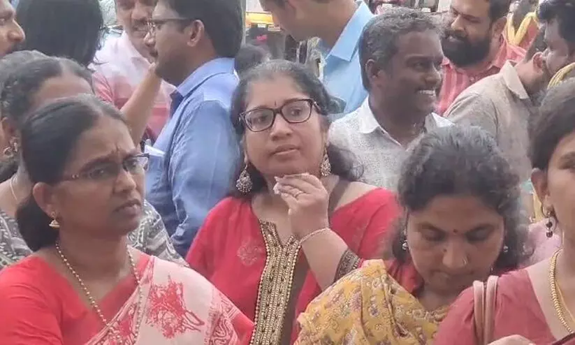 എയ്ഡഡ് സ്ഥാപനങ്ങളിലെ ശമ്പളം: ധനവകുപ്പ് ഉത്തരവിനെതിരായ സമരമുഖത്ത് ധനമന്ത്രിയുടെ ഭാര്യയും എയ്ഡഡ് സ്ഥാപനങ്ങളിലെ ശമ്പളം: ധനവകുപ്പ് ഉത്തരവിനെതിരായ സമരമുഖത്ത് ധനമന്ത്രിയുടെ ഭാര്യയും