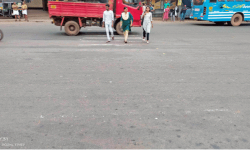 സീ​ബ്ര​ലൈ​നു​ക​ൾ മാ​ഞ്ഞു; ജ​നം ദു​രി​ത​ത്തി​ൽ