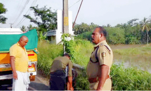 റോ​ഡ​രി​കി​ൽ അ​റ​വു​മാ​ലി​ന്യം ത​ള്ളി​യ​വ​ർ പി​ടി​യി​ൽ