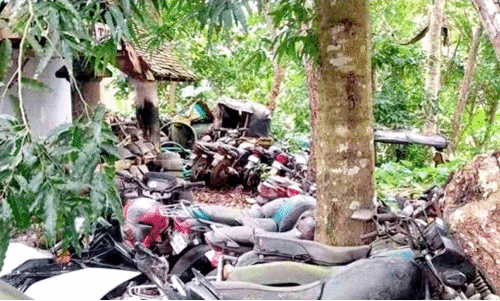 ആര്യങ്കോട് പൊലീസ് സ്‌റ്റേഷന്‍ പരിസരത്ത് തൊണ്ടിവാഹനങ്ങള്‍ നശിക്കുന്നു