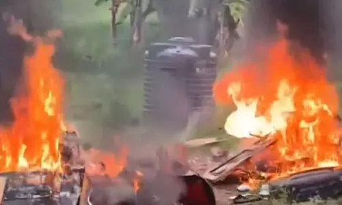 കാണാതായ പെൺകുട്ടിയുടെ മൃതദേഹം കുളത്തിൽ; നിഷ്ക്രിയത്വത്തി​ന്‍റെ പേരിൽ പൊലീസ് ക്യാമ്പിന് തീയിട്ട് ഗ്രാമീണർ