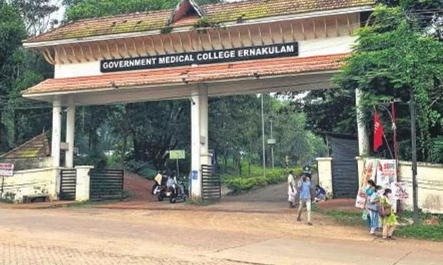 എടയാർ ഭാഗത്തുണ്ടായ തീപിടിത്തം: രണ്ട് പേർ ചികിൽസയിലുണ്ടെന്ന് മെഡിക്കൽ കോളജ്