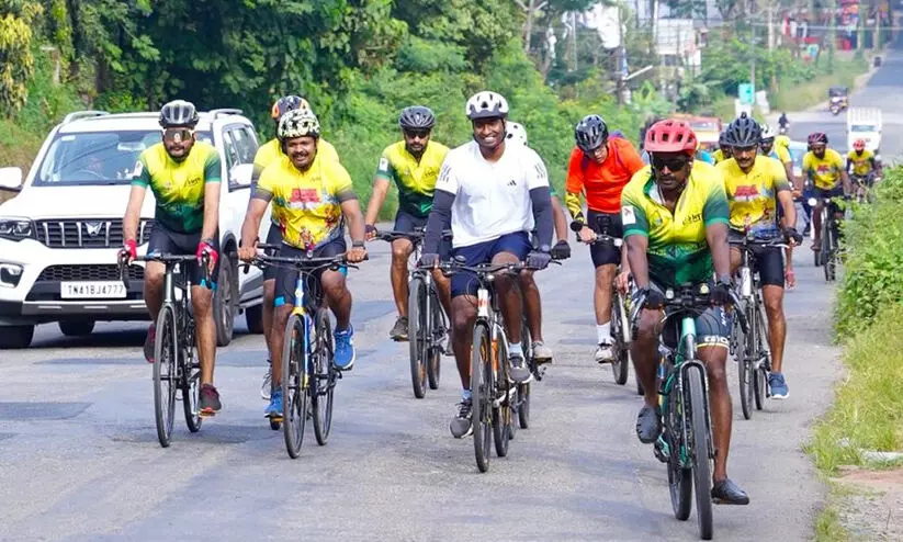 തൃശൂർ-കുന്നംകുളം റോഡിന്റെ അവസ്ഥ നേരിട്ടു കാണാൻ 40 കിലോമീറ്റർ സൈക്കിളിൽ സഞ്ചരിച്ച് കലക്ടർ തൃശൂർ-കുന്നംകുളം റോഡിന്റെ അവസ്ഥ നേരിട്ടു കാണാൻ 40 കിലോമീറ്റർ സൈക്കിളിൽ സഞ്ചരിച്ച് കലക്ടർ