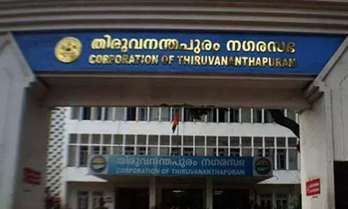 രണ്ട് ലക്ഷം കൈക്കൂലി വാങ്ങിയെന്ന പരാതിയിൽ തിരുവനന്തപുരം നഗരസഭാ ഉദ്യോഗസ്ഥനെ സസ്‌പെൻഡ് ചെയ്തു
