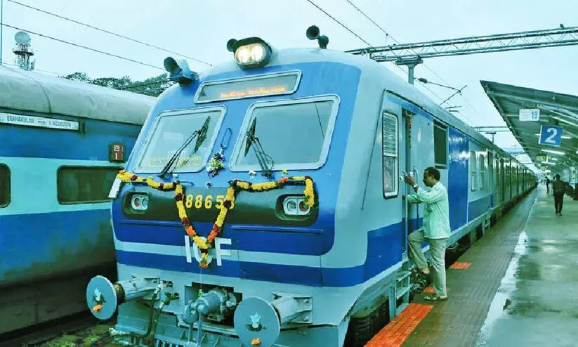 കോട്ടയം വഴിയുള്ള കൊല്ലം-എറണാകുളം മെമുവിന് ഓച്ചിറയിൽ സ്റ്റോപ്പ് കോട്ടയം വഴിയുള്ള കൊല്ലം-എറണാകുളം മെമുവിന് ഓച്ചിറയിൽ സ്റ്റോപ്പ്