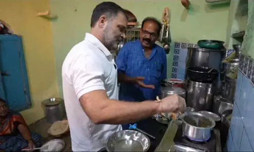 ദലിത് കുടുംബത്തി​ന്‍റെ അടുക്കളയിൽ ഭക്ഷണം പാചകം ചെയ്തും കഴിച്ചും രാഹുൽ; വിഡിയോ